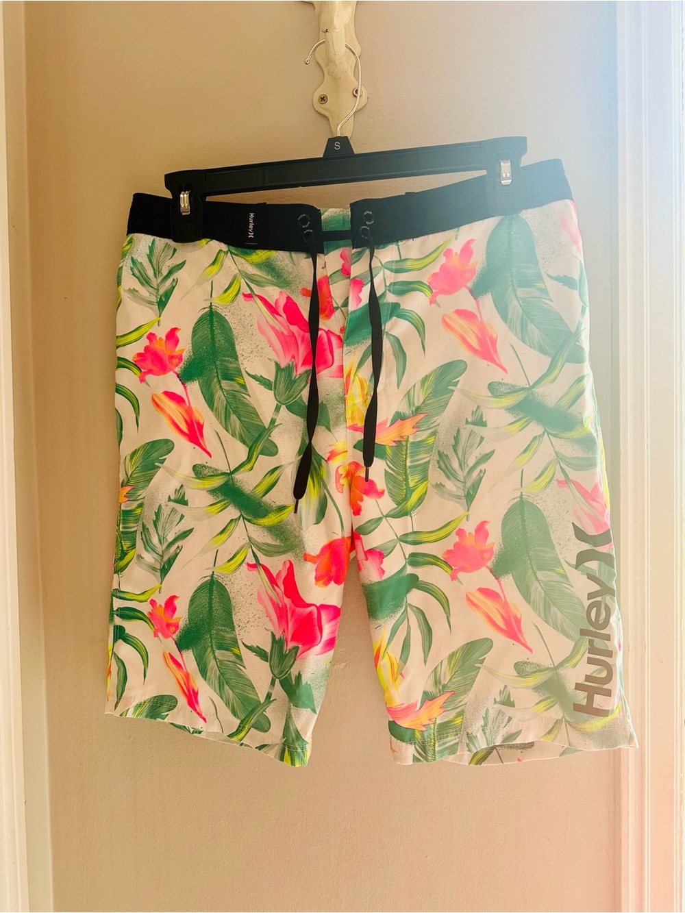 Hurley Men’s Tropical Floral Swim Trunks - White/Green/Pink